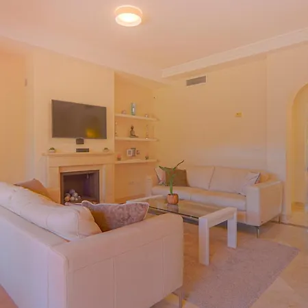 Townhouse Azata Golf - 5 Min Driving From The Beach Сasa de vacaciones Estepona